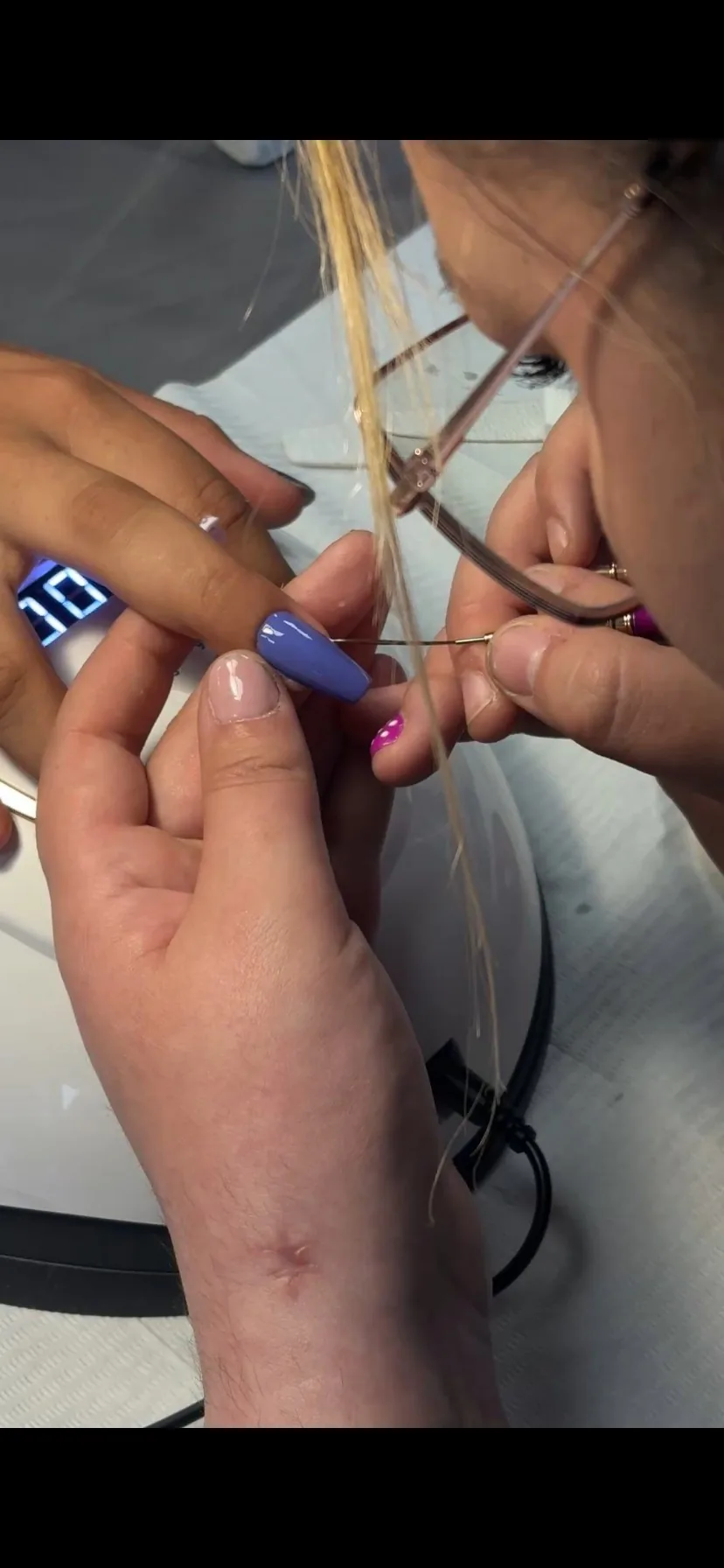 Application du vernis semi-permanent lors du premier jour de la formation prothésiste ongulaire à Brest