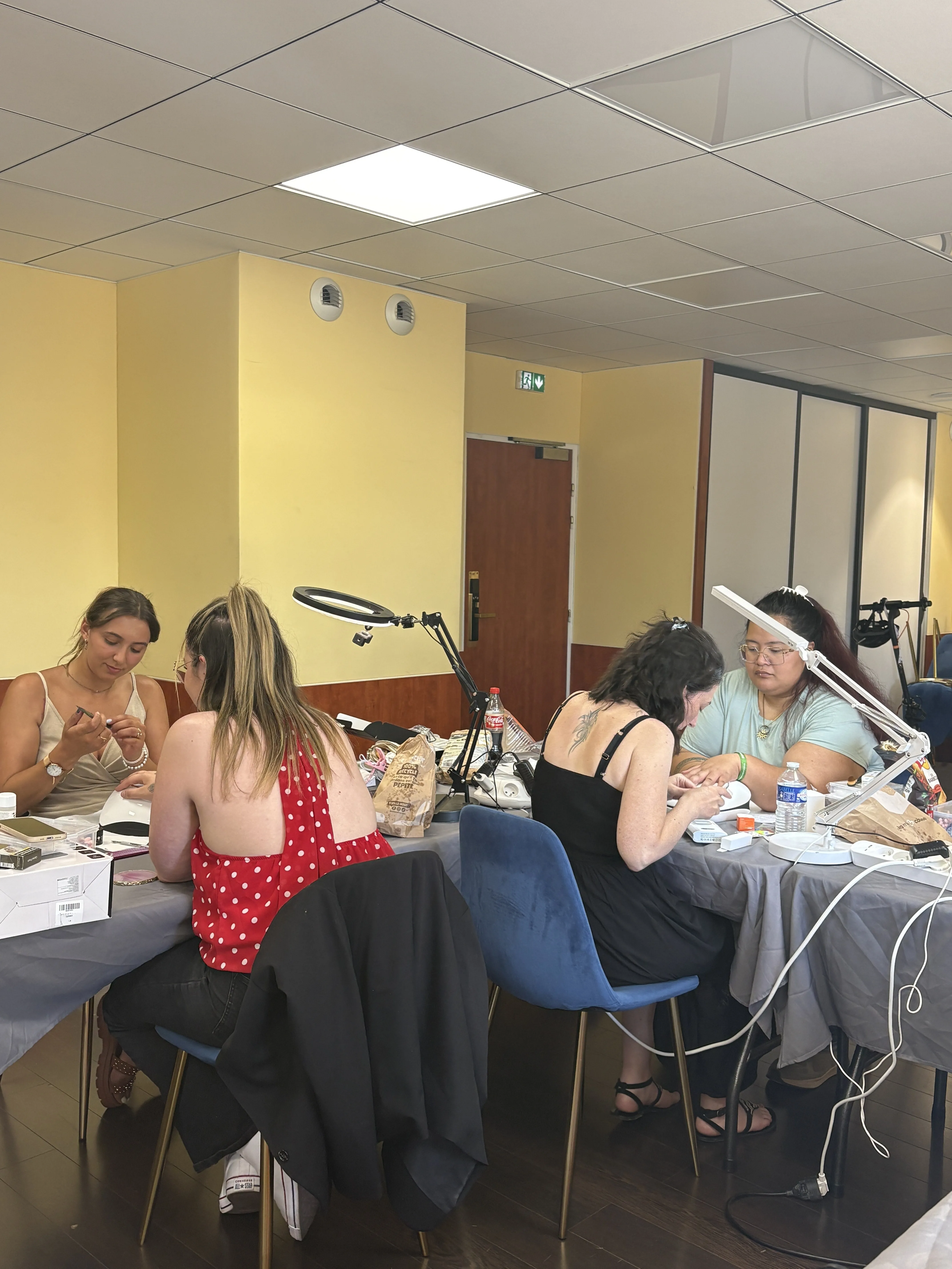 Stagiaires en pratique sur les techniques de construction pendant la formation prothésiste ongulaire à Brest