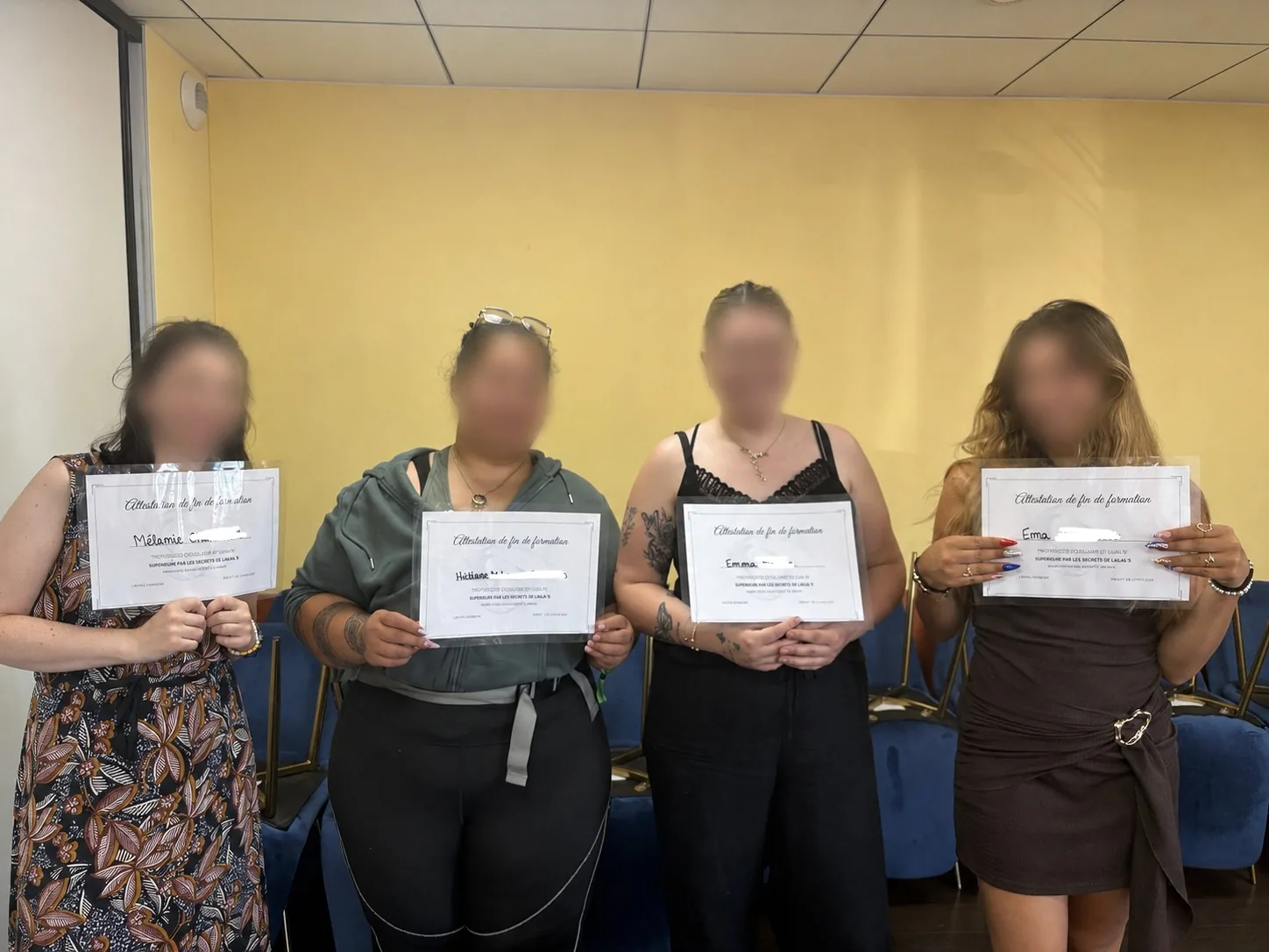 Stagiaires avec leur certificat de réalisation à la fin de la formation prothésiste ongulaire à Brest